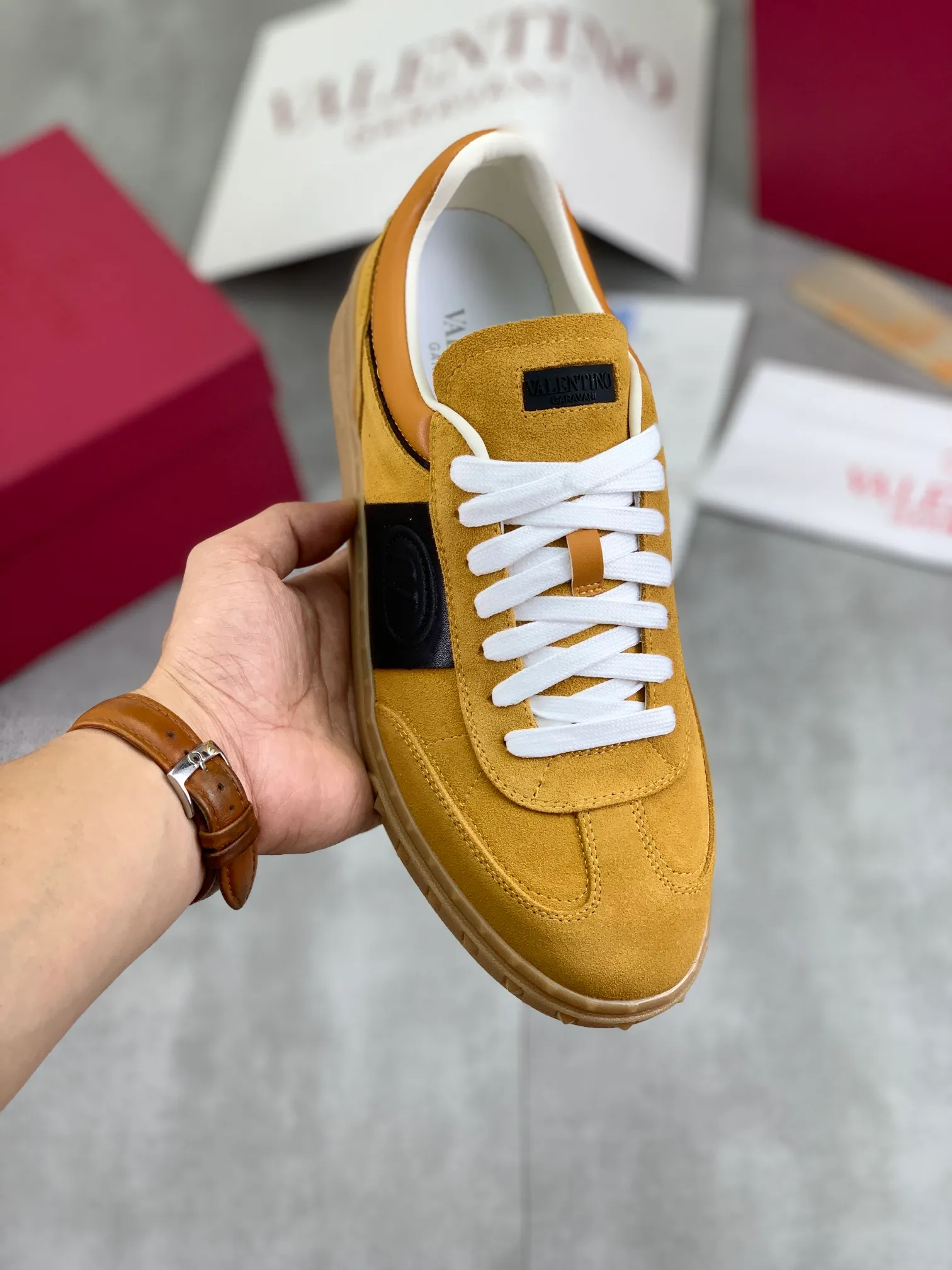 Men's Men's Shoes P520 New Couple Style Valentino Valentino 2025/UPVILLAGE Couple Casual Sports Shoes Moral Training Shoes 🆚Professional high-end, perfect replica, first-class quality, all made of original 1:1 materials, exclusive mold opening! 🎁Full set of high-end packaging at the counter ✔️Fabric: high mercerized cowhide ✔️Outsole: TPU material outsole ✔️Size: female 35-40 male 39-45 (female 41 male 38.46) 🆚All details are customized at 1:1 mold, striving for perfection!
